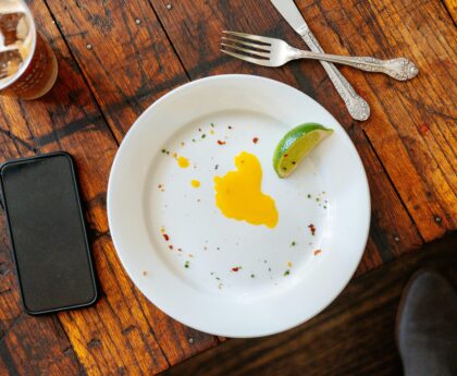 empty plate and clock representing intermittent fasting and longevity