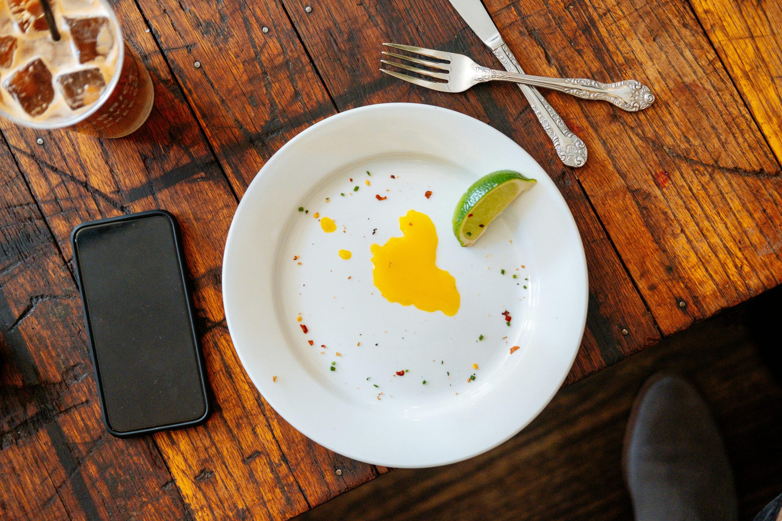 empty plate and clock representing intermittent fasting and longevity