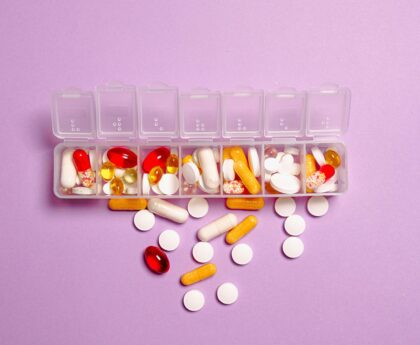 Creatine powder supplement next to brain illustration for cognitive enhancement