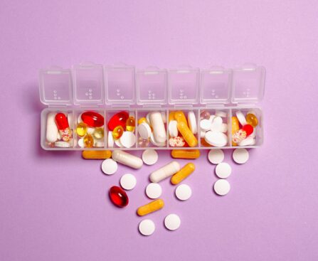 Creatine powder supplement next to brain illustration for cognitive enhancement